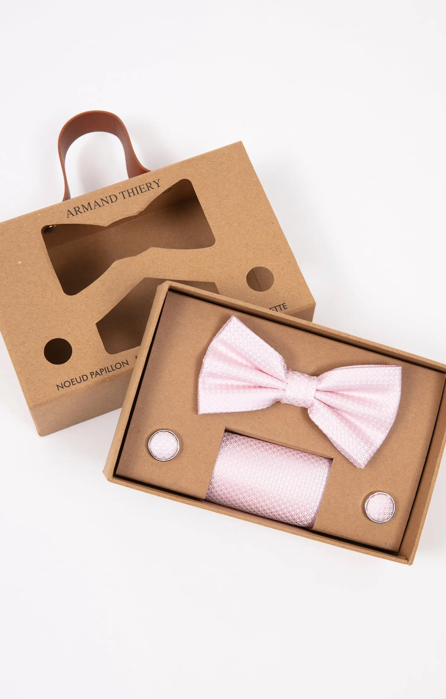 Box 1 noeud, 1 pochette, 2 boutons -