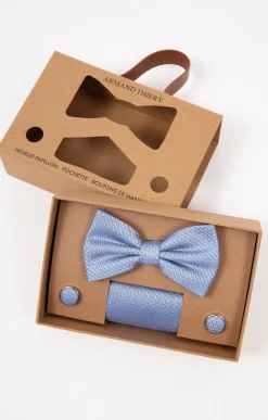 Box avec 1 noeud,1 pochette et 2 boutons -