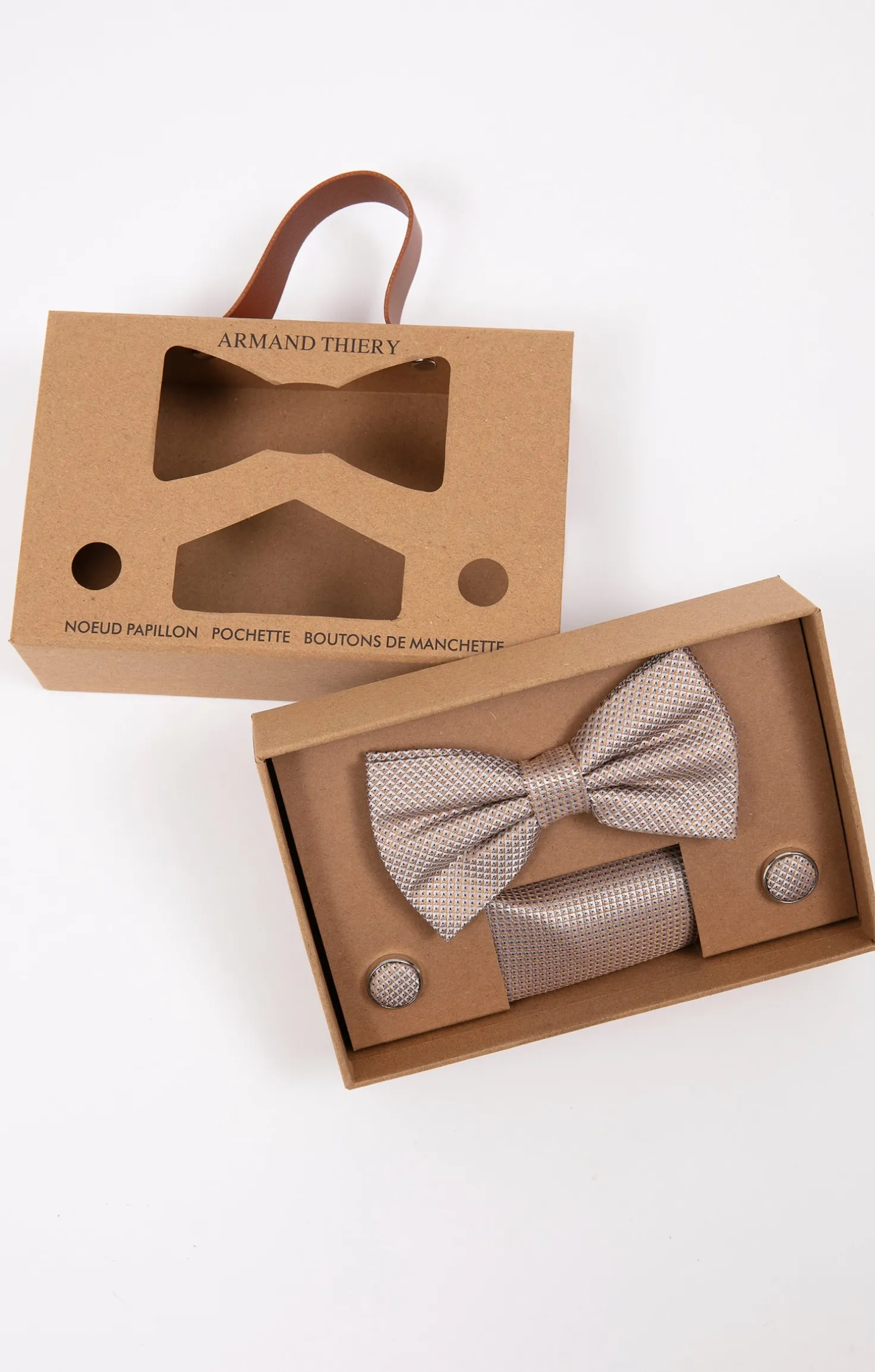 Box avec 1 noeud,1 pochette et 2 boutons -