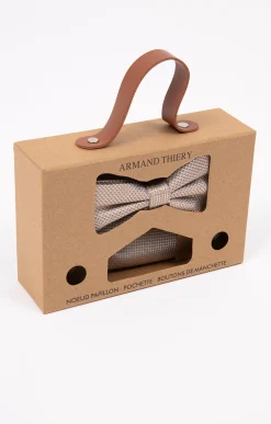 Box avec 1 noeud,1 pochette et 2 boutons -