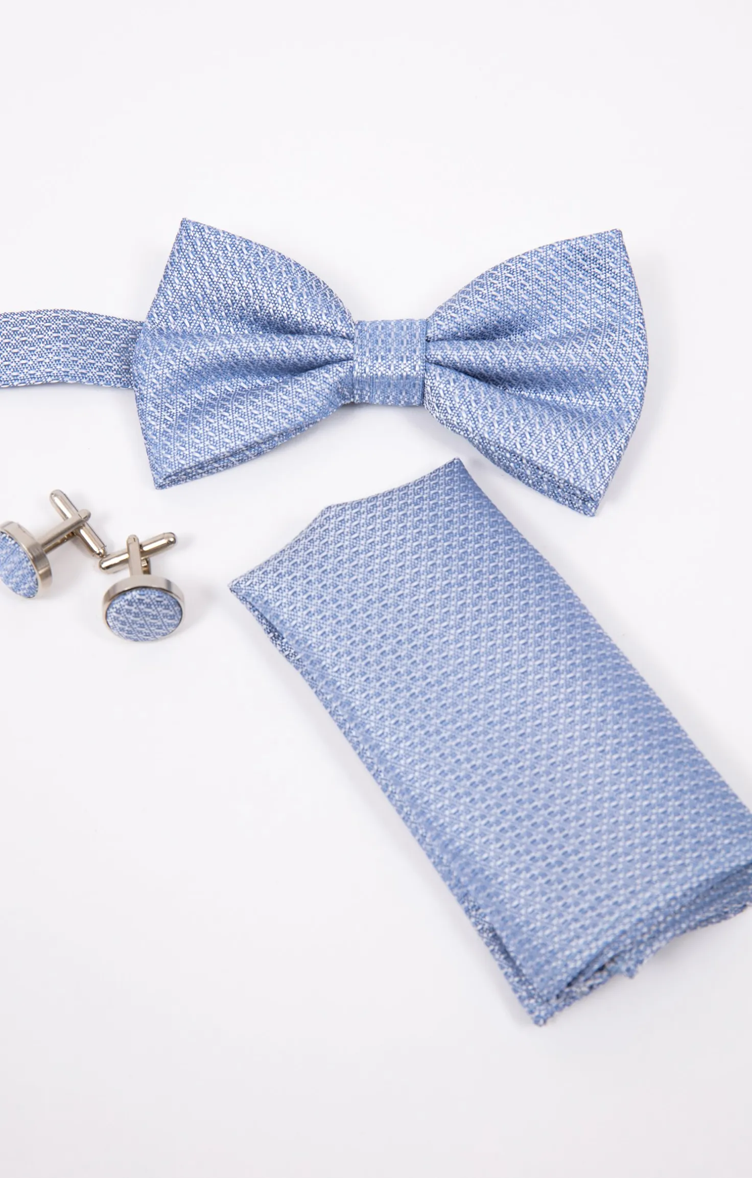 Box avec 1 noeud,1 pochette et 2 boutons -