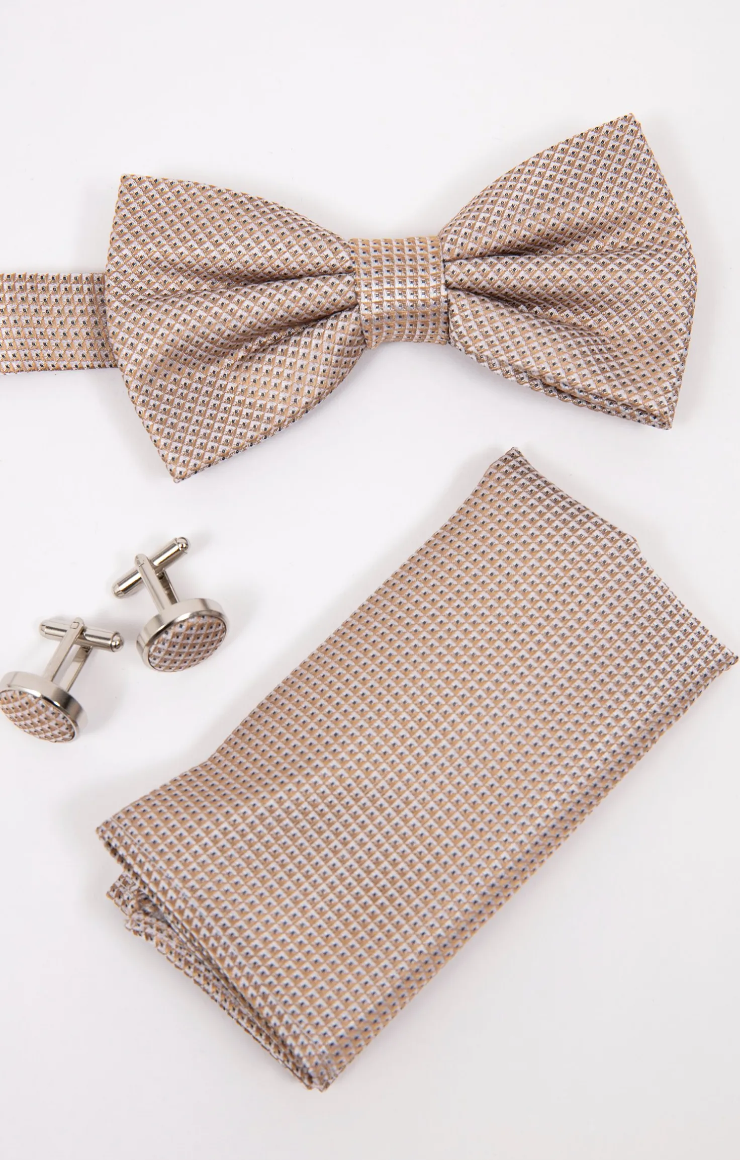 Box avec 1 noeud,1 pochette et 2 boutons -