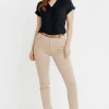 Pantalon détail clous et ceinture -