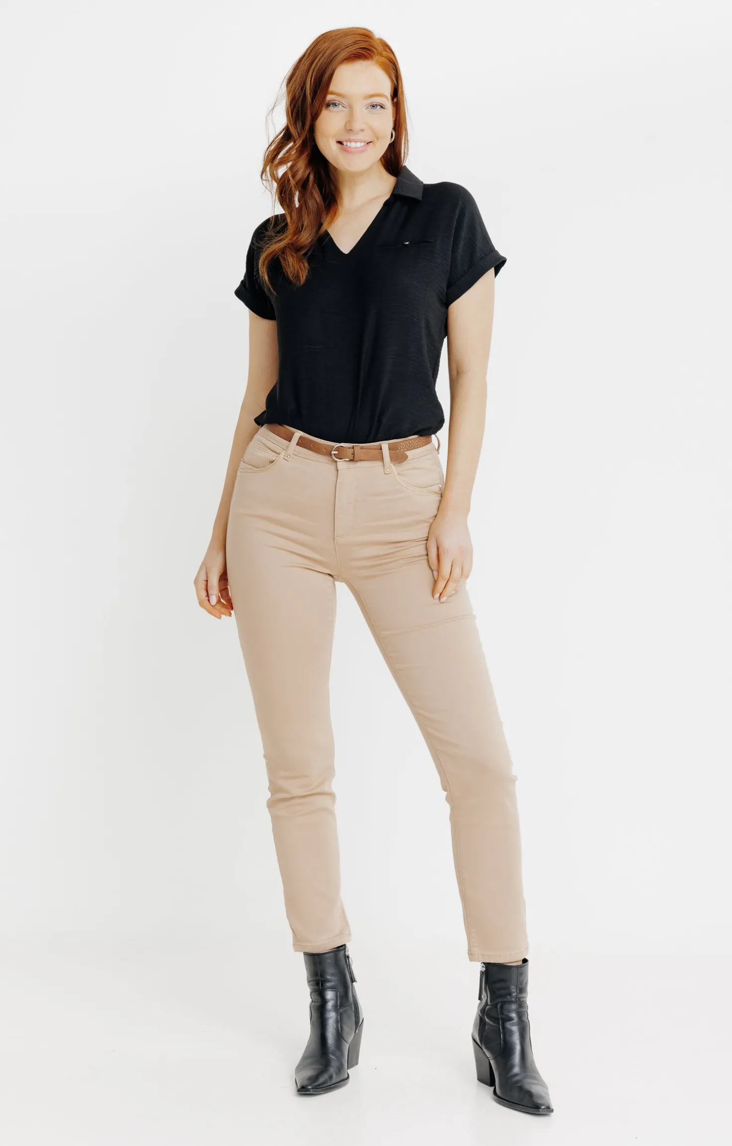 Pantalon détail clous et ceinture -