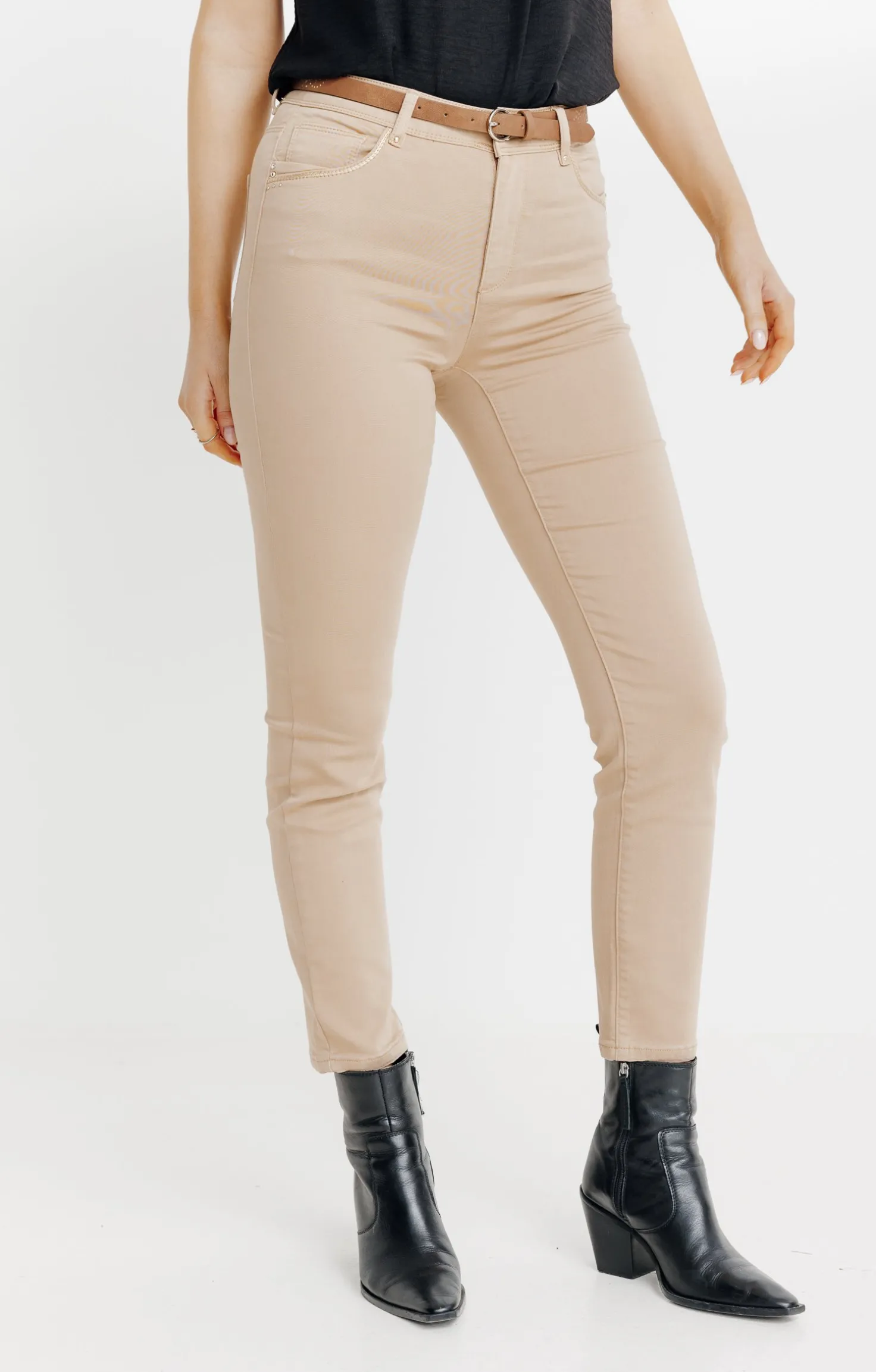 Pantalon détail clous et ceinture -