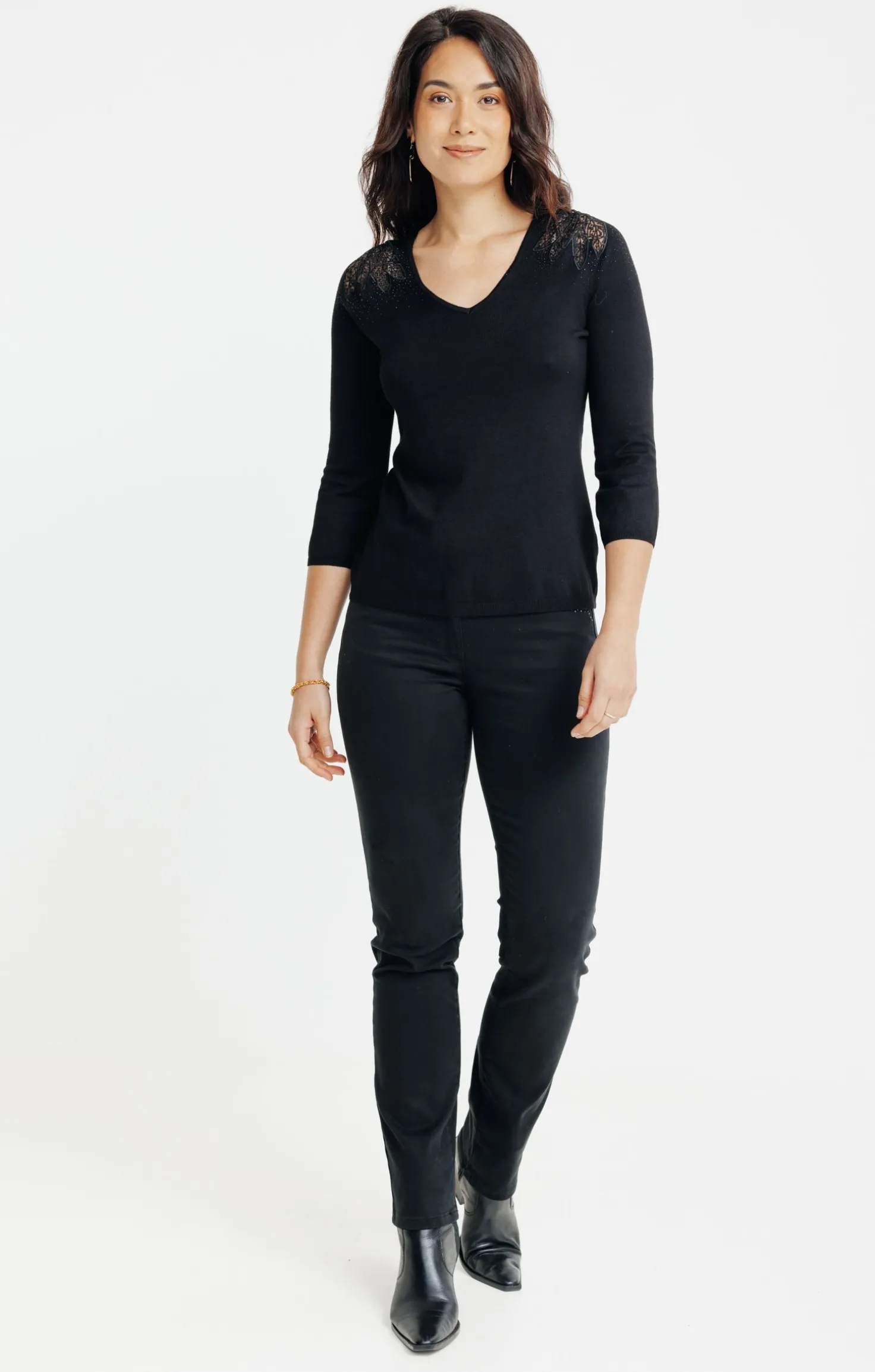 PULL AVEC BRODERIES ET STRASS -