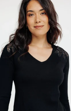 PULL AVEC BRODERIES ET STRASS -