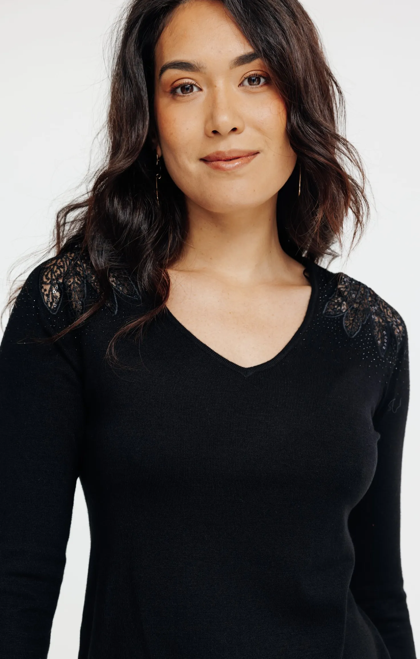 PULL AVEC BRODERIES ET STRASS -