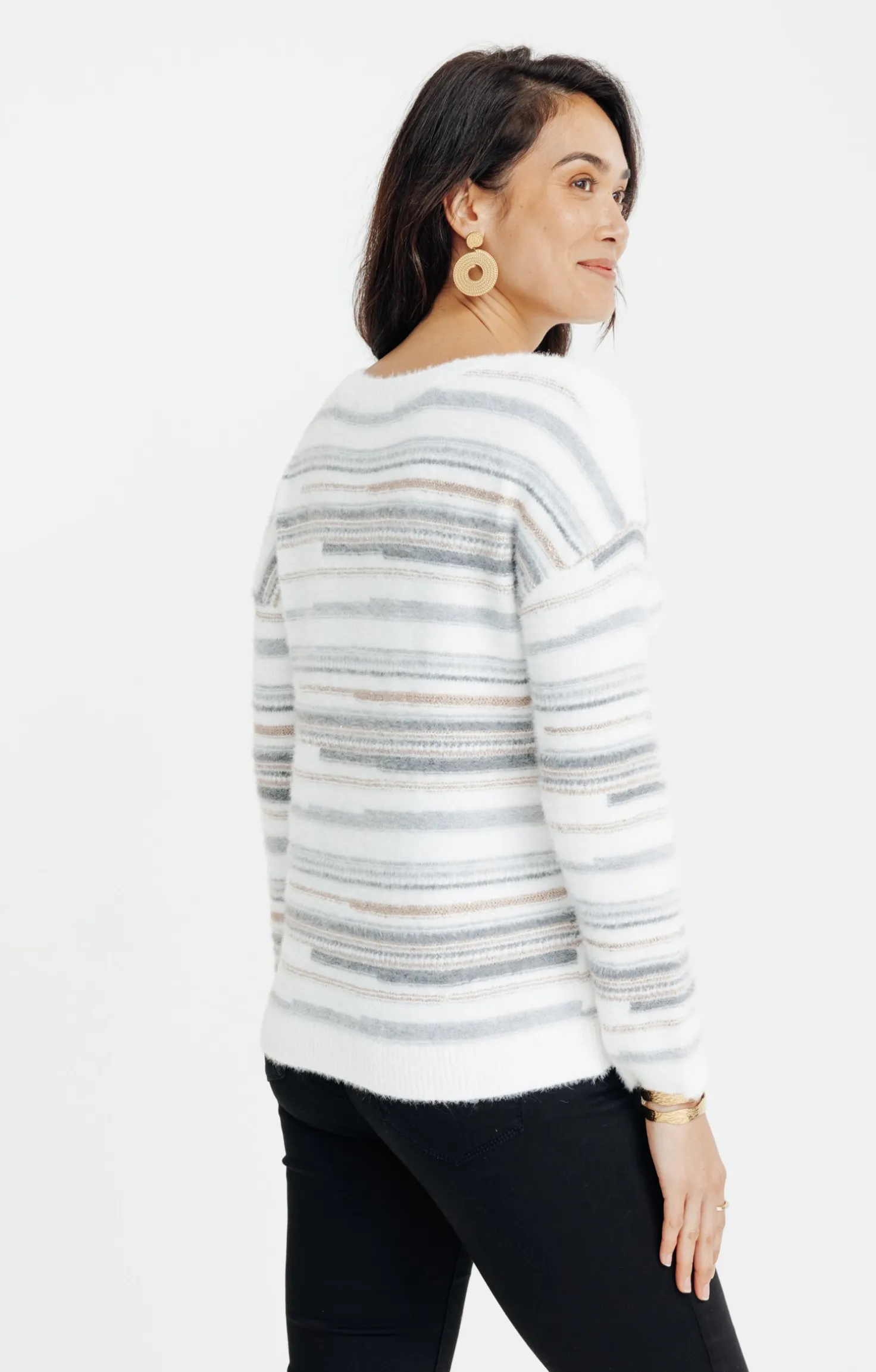 PULL AVEC JEU DE RAYURES -