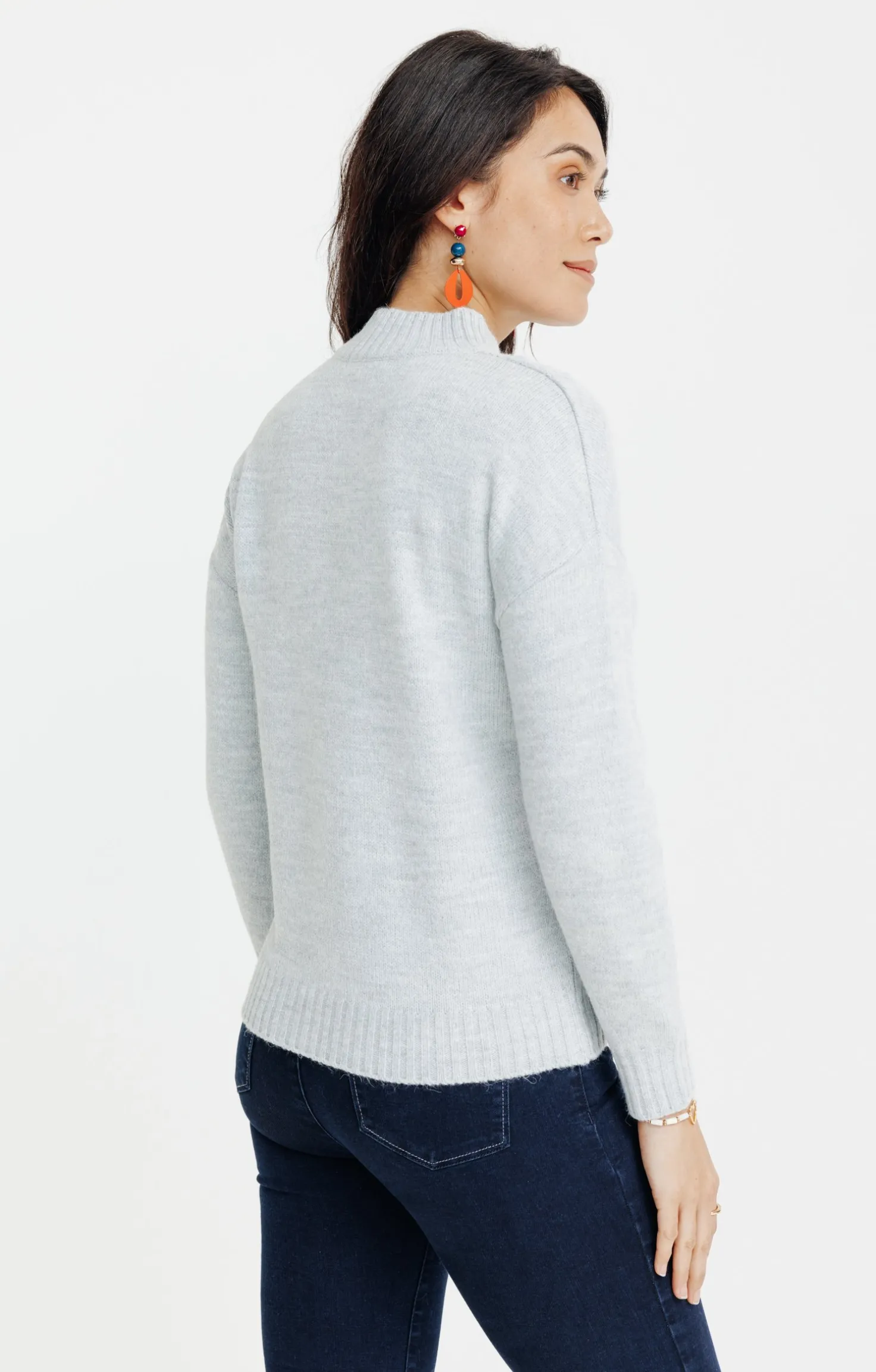PULL AVEC JEU DE TORSADES -