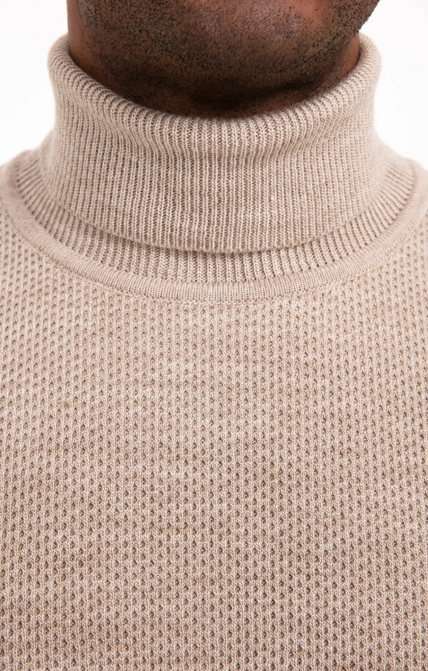 Pull beige col roulé -