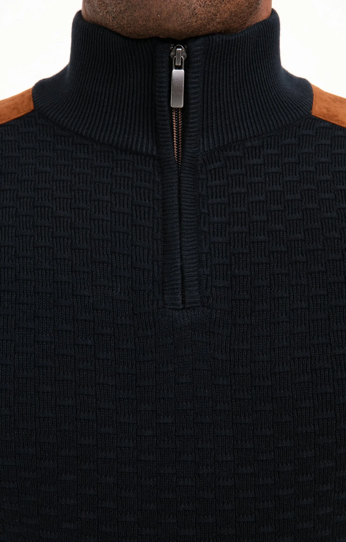 Pull col montant avec détails suèdine -