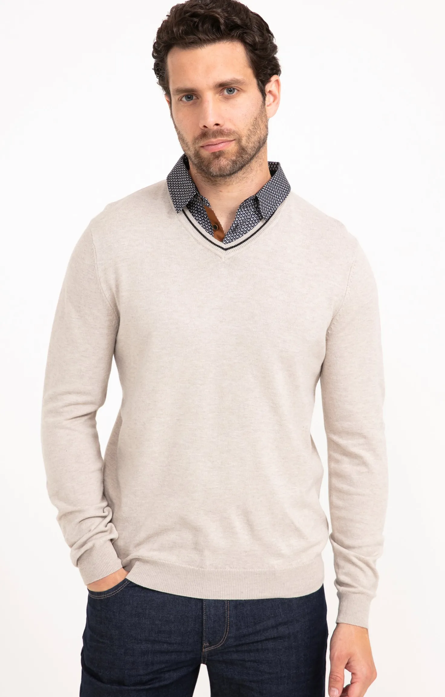 Pull uni col V avec chemise -