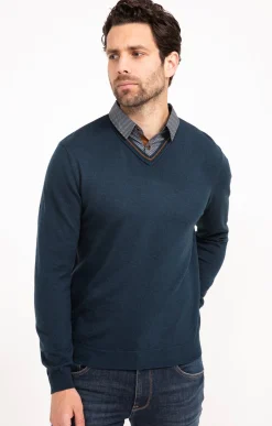 Pull uni col V avec chemise -