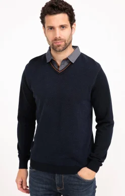 Pull uni col V avec chemise -