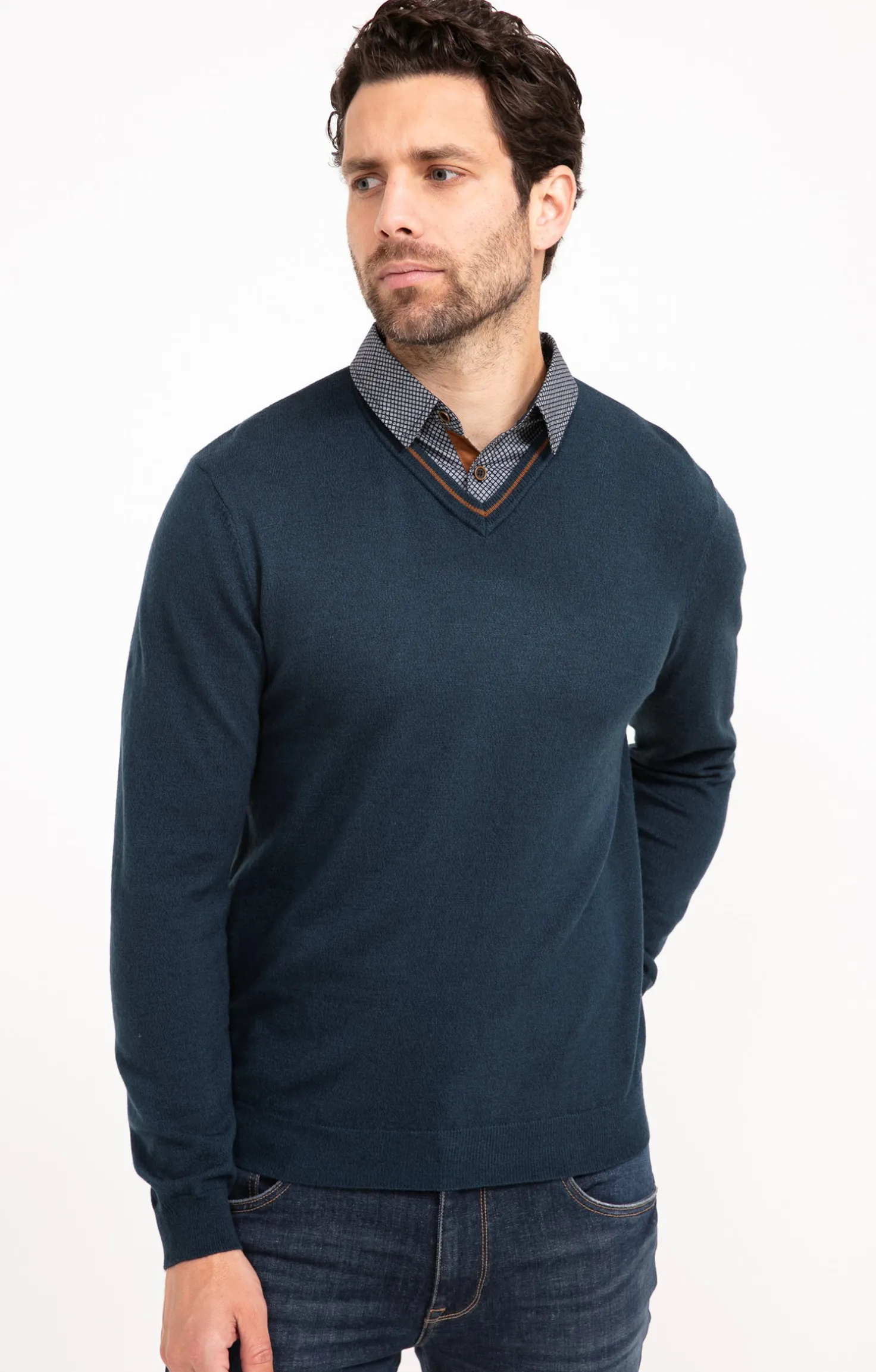 Pull uni col V avec chemise -