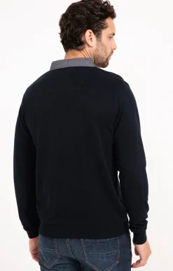 Pull uni col V avec chemise -
