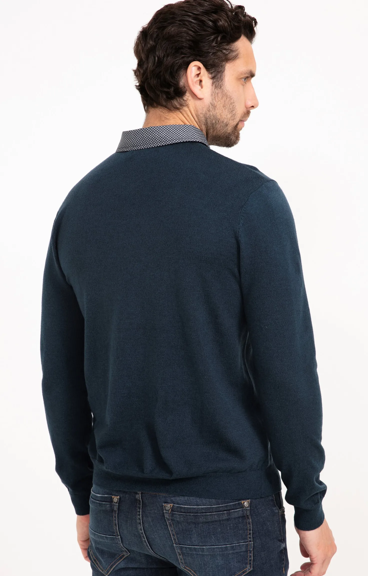 Pull uni col V avec chemise -