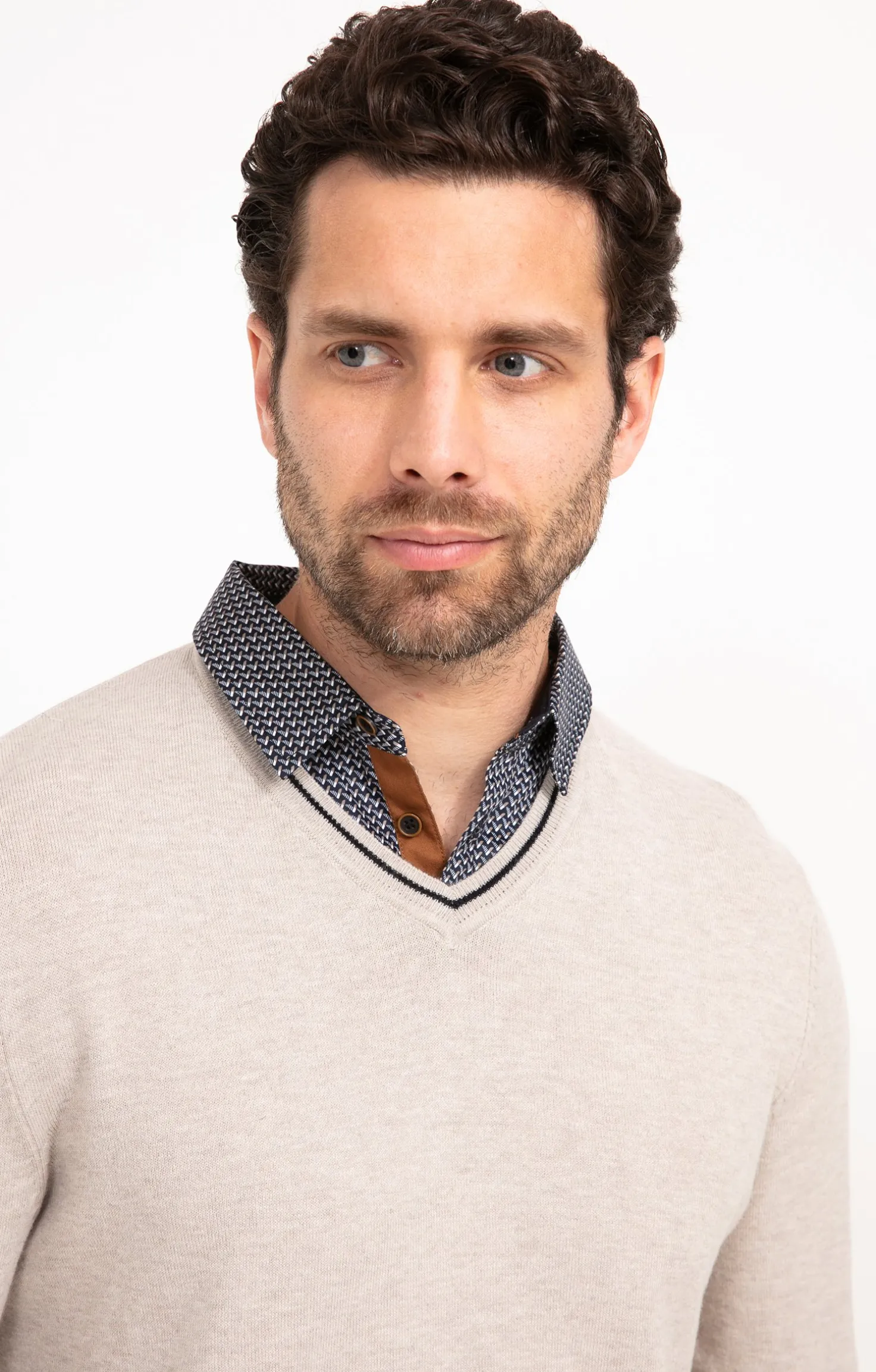 Pull uni col V avec chemise -