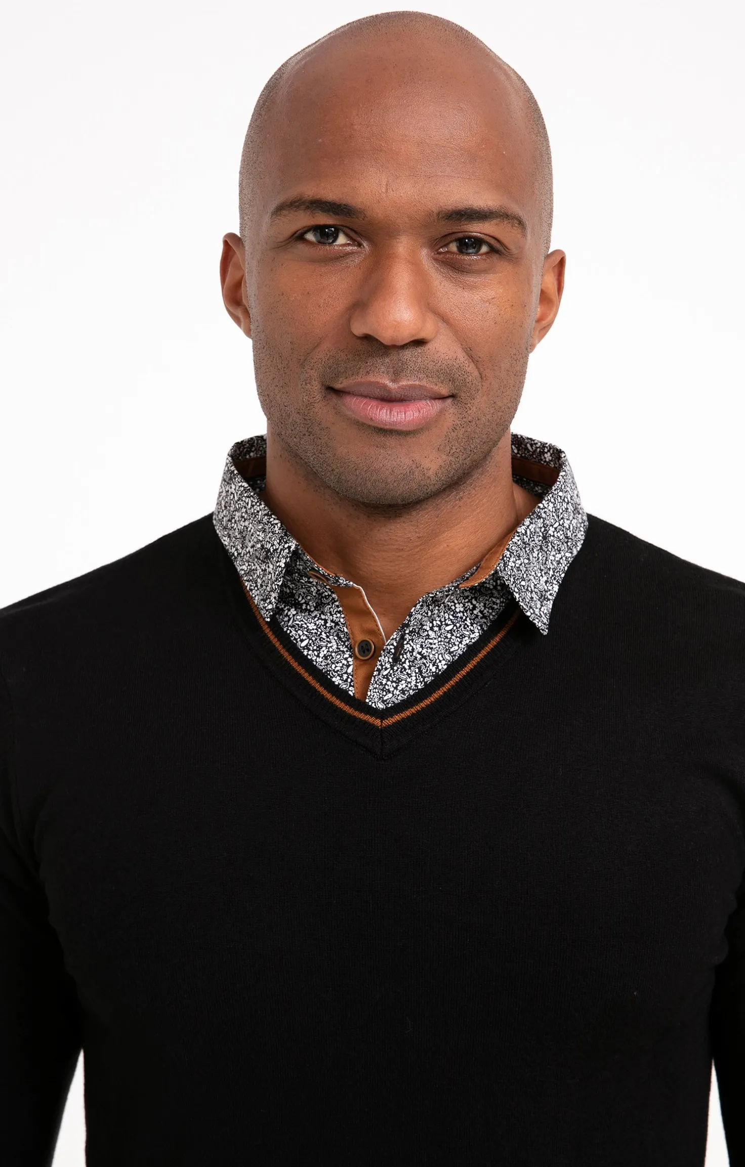 Pull uni col V avec chemise -