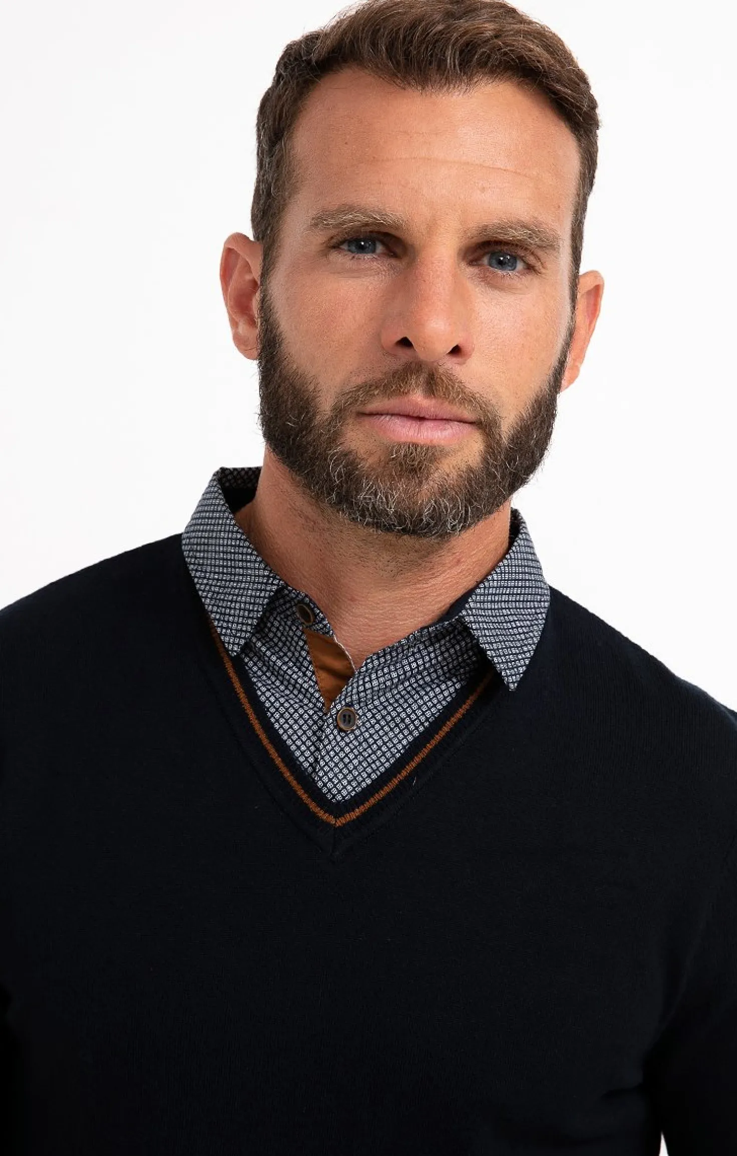 Pull uni col V avec chemise -