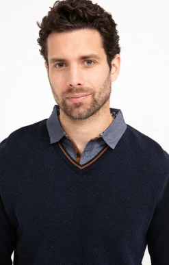 Pull uni col V avec chemise -