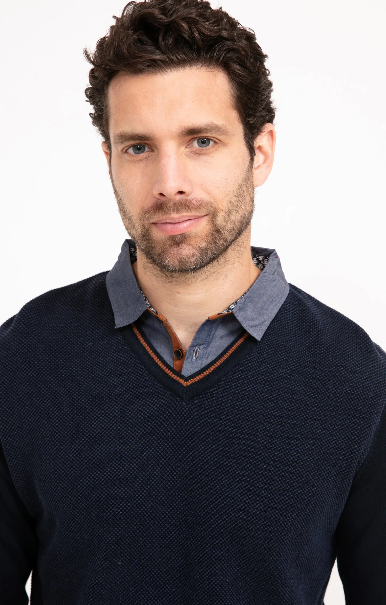 Pull uni col V avec chemise -