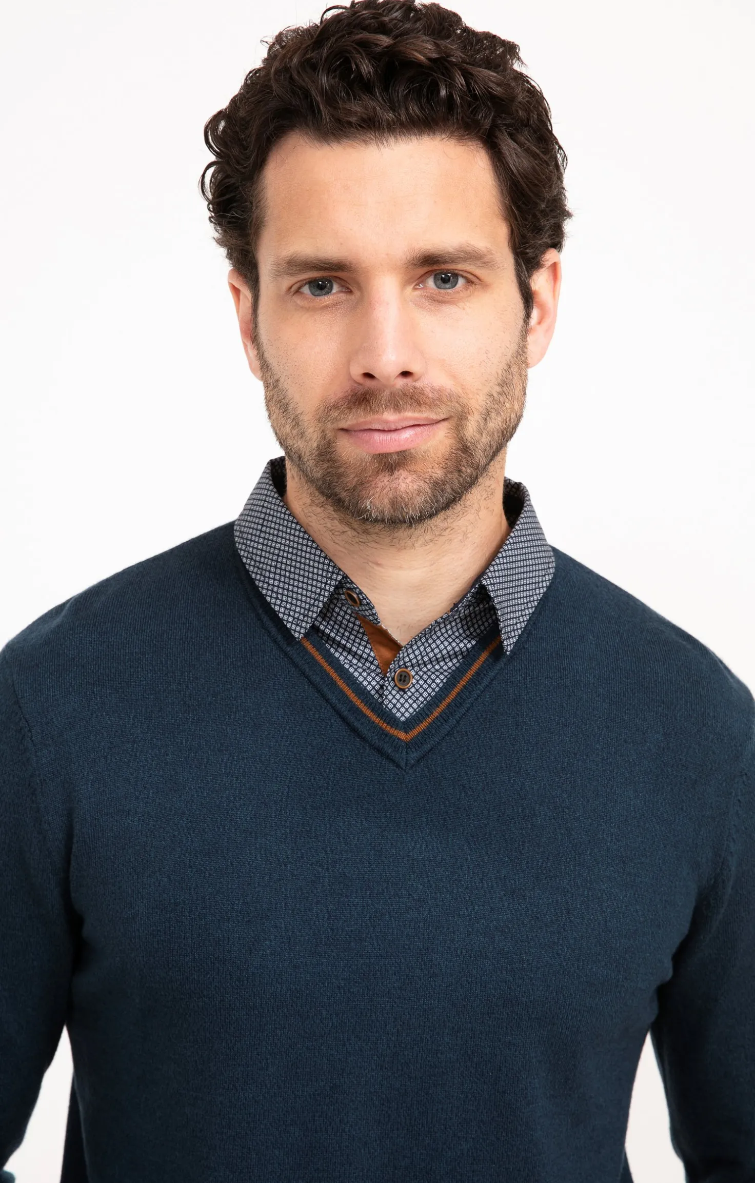 Pull uni col V avec chemise -