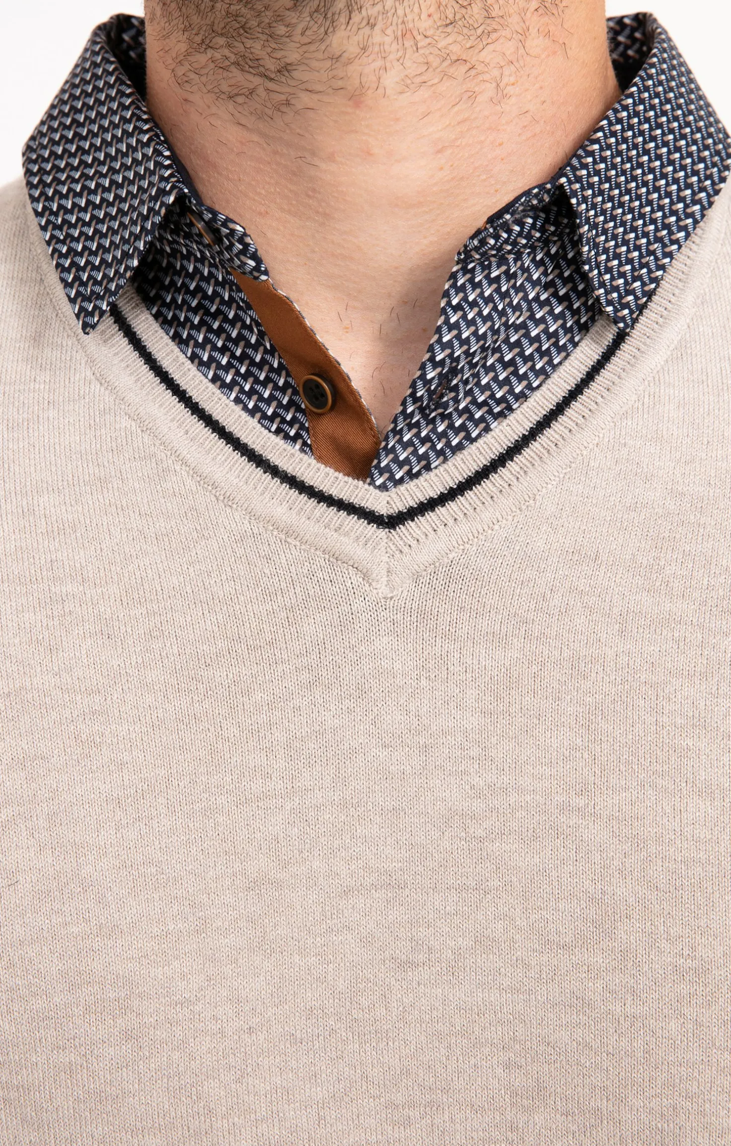 Pull uni col V avec chemise -
