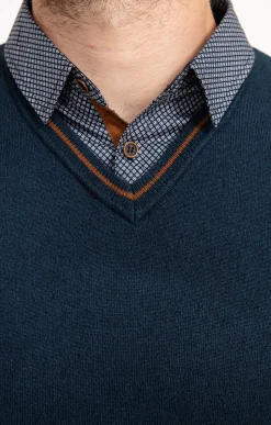 Pull uni col V avec chemise -