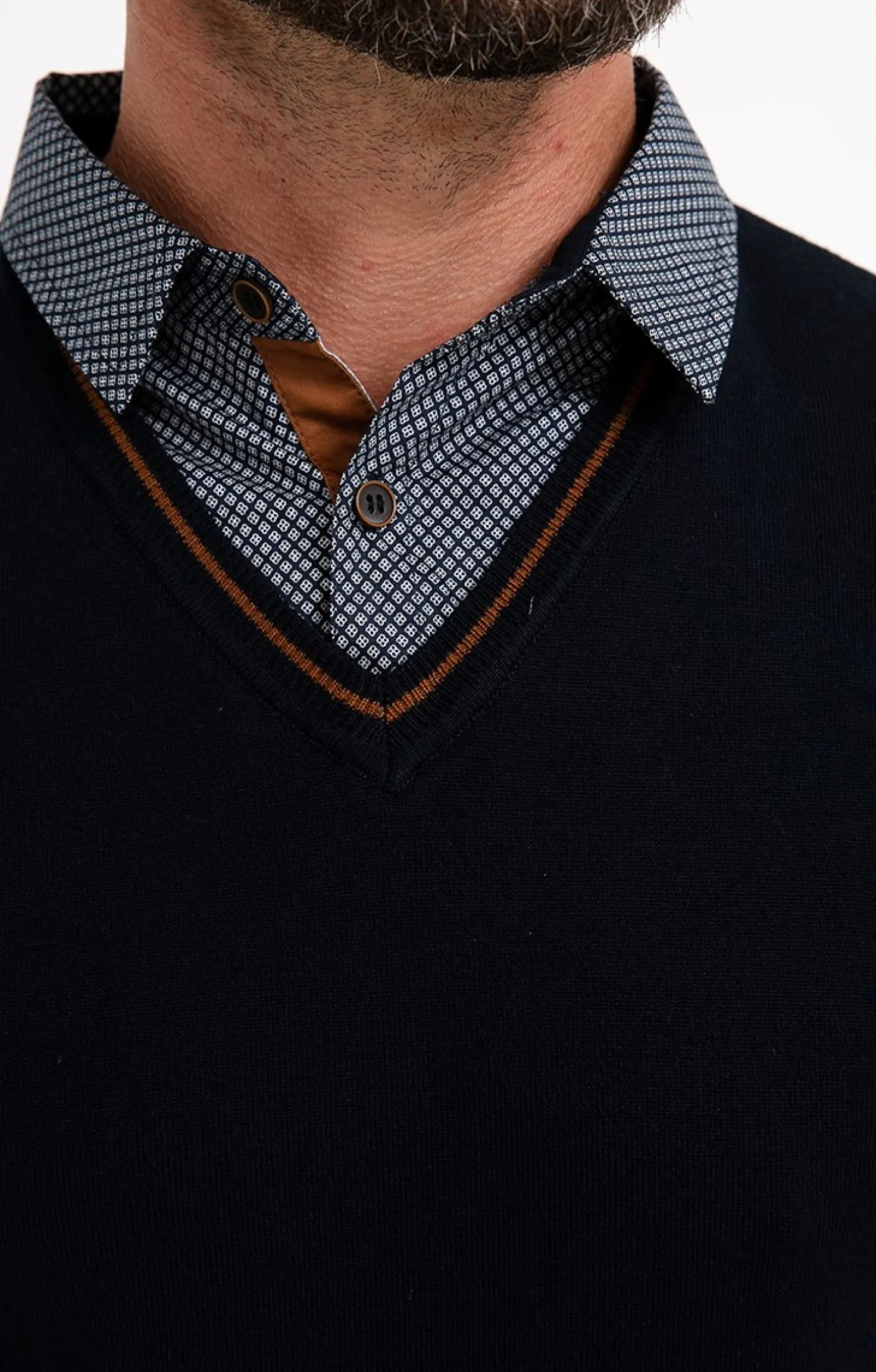 Pull uni col V avec chemise -