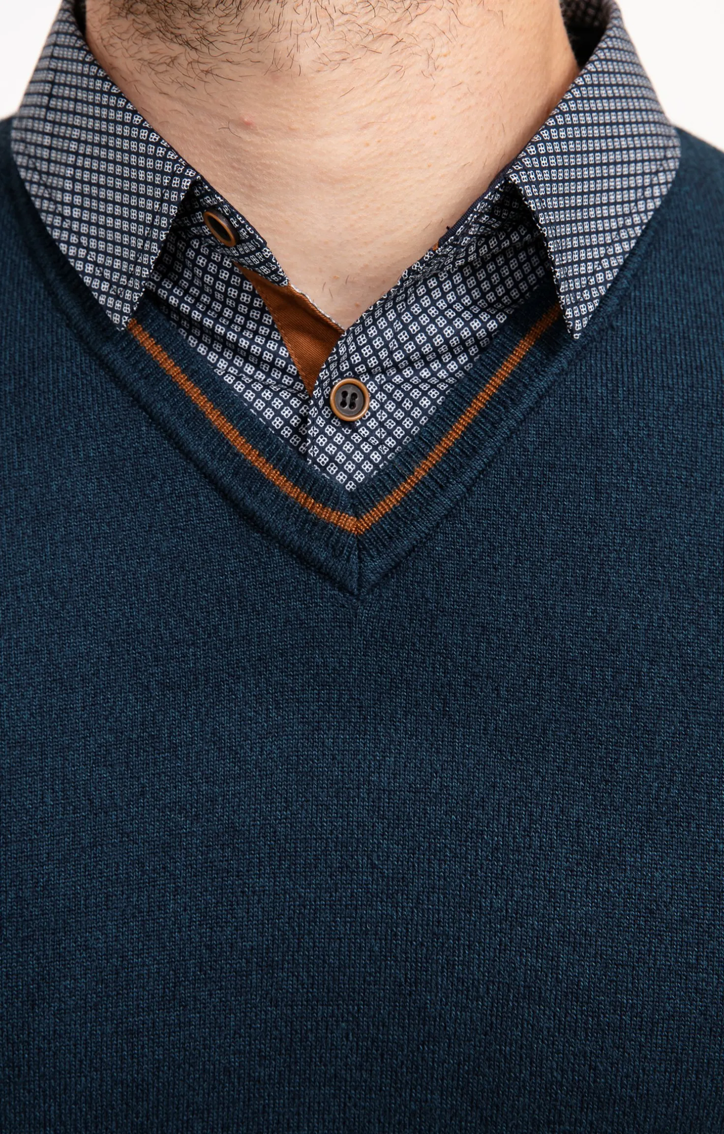 Pull uni col V avec chemise -